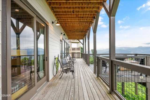 912 Piney Butt Way, Gatlinburg, TN 37738