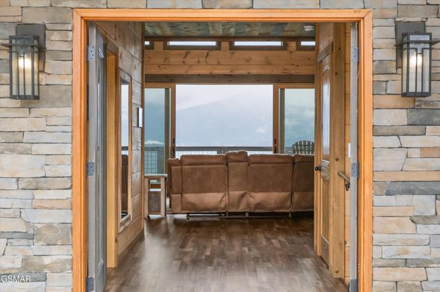 912 Piney Butt Way, Gatlinburg, TN 37738