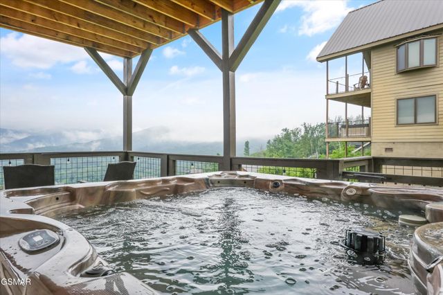 912 Piney Butt Way, Gatlinburg, TN 37738