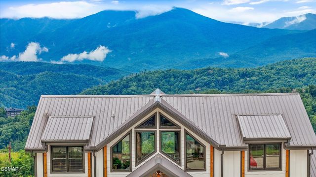 912 Piney Butt Way, Gatlinburg, TN 37738