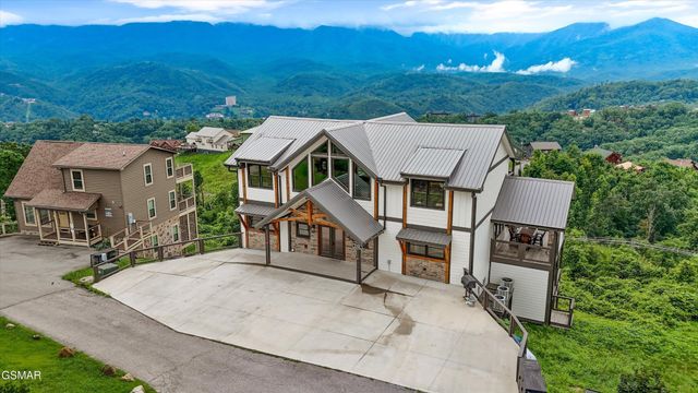 912 Piney Butt Way, Gatlinburg, TN 37738
