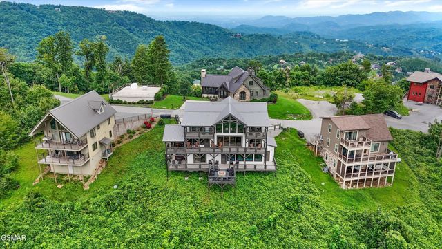 912 Piney Butt Way, Gatlinburg, TN 37738