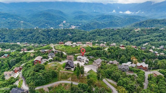 912 Piney Butt Way, Gatlinburg, TN 37738