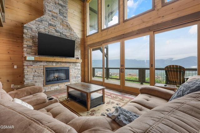 912 Piney Butt Way, Gatlinburg, TN 37738