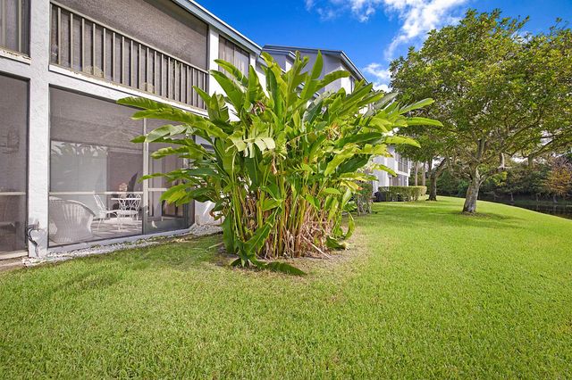 405 Harbour Pointe Way, Greenacres, FL 33413