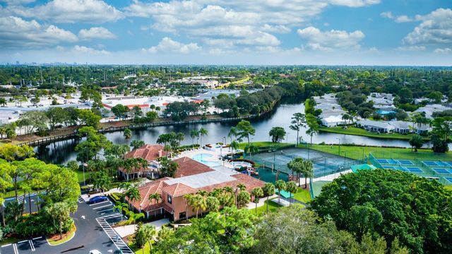 405 Harbour Pointe Way, Greenacres, FL 33413