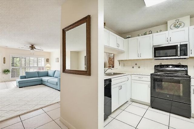 405 Harbour Pointe Way, Greenacres, FL 33413