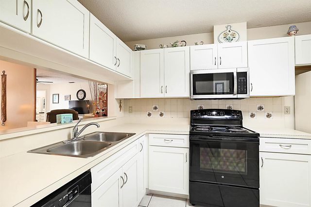 405 Harbour Pointe Way, Greenacres, FL 33413