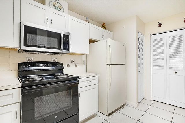 405 Harbour Pointe Way, Greenacres, FL 33413