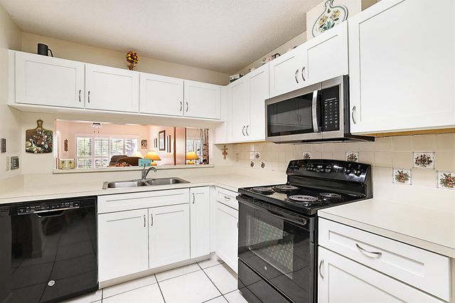 405 Harbour Pointe Way, Greenacres, FL 33413