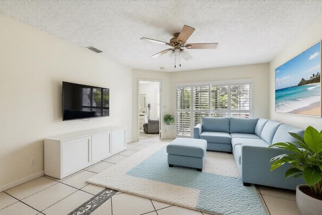 405 Harbour Pointe Way, Greenacres, FL 33413