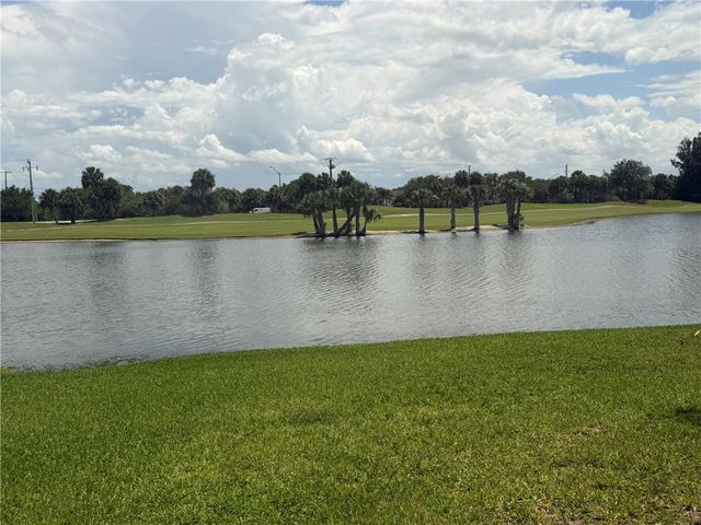 4 Plantation Drive 101, Vero Beach, FL 32966