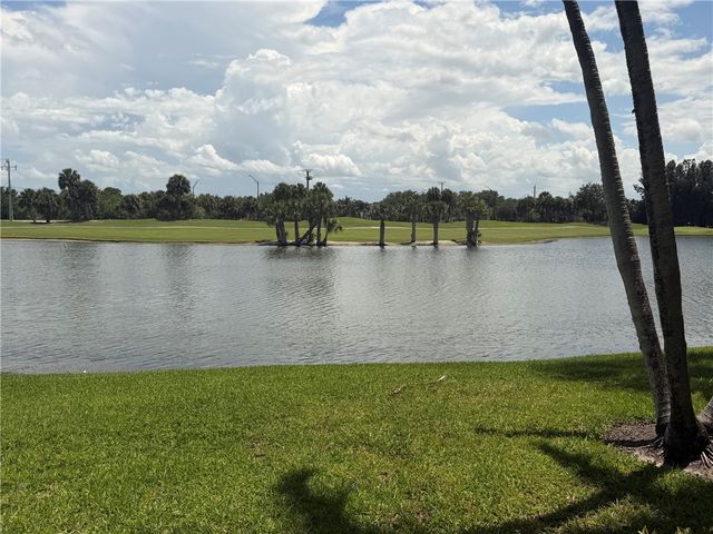 4 Plantation Drive 101, Vero Beach, FL 32966