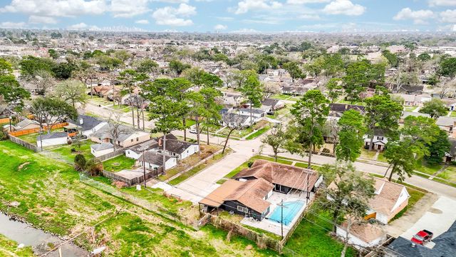 6002 Greenmont Drive, Houston, TX 77092