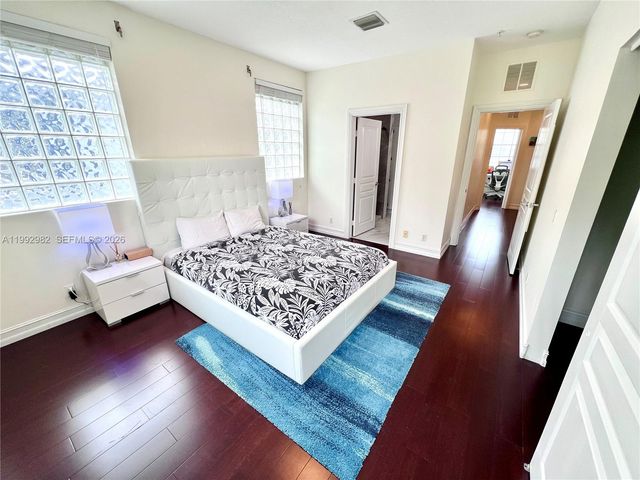 450 NE 2nd Ave 5, Fort Lauderdale, FL 33301