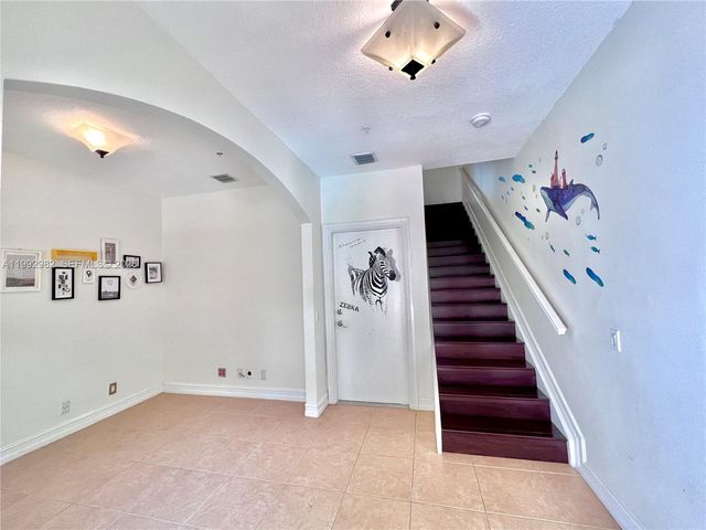 450 NE 2nd Ave 5, Fort Lauderdale, FL 33301