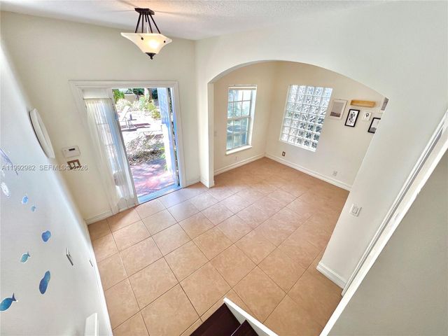 450 NE 2nd Ave 5, Fort Lauderdale, FL 33301