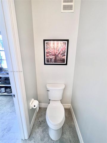 450 NE 2nd Ave 5, Fort Lauderdale, FL 33301