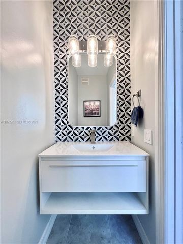 450 NE 2nd Ave 5, Fort Lauderdale, FL 33301