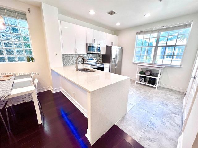 450 NE 2nd Ave 5, Fort Lauderdale, FL 33301