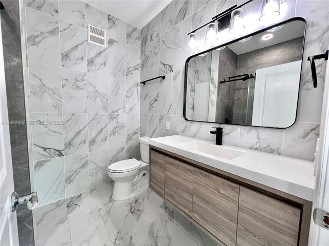 450 NE 2nd Ave 5, Fort Lauderdale, FL 33301