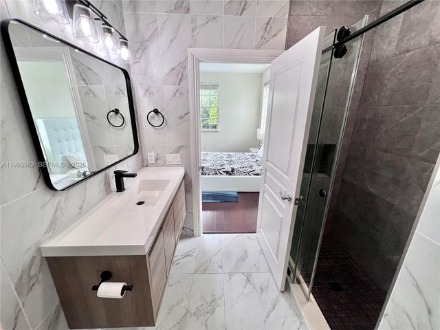 450 NE 2nd Ave 5, Fort Lauderdale, FL 33301