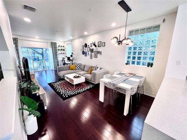 450 NE 2nd Ave 5, Fort Lauderdale, FL 33301