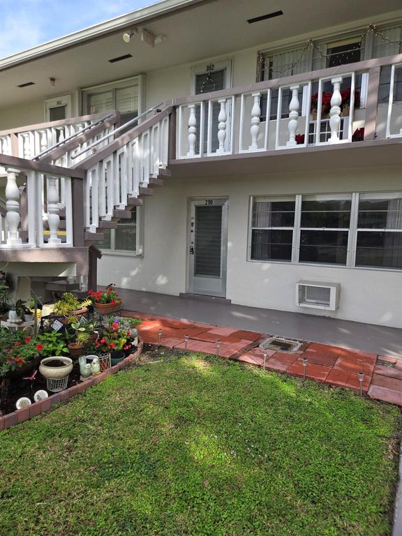 290 Chatham O, West Palm Beach, FL 33417