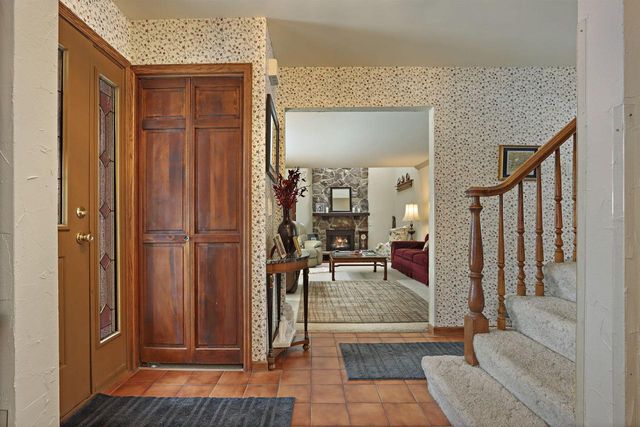 433 Robins RUN, Burlington, WI 53105