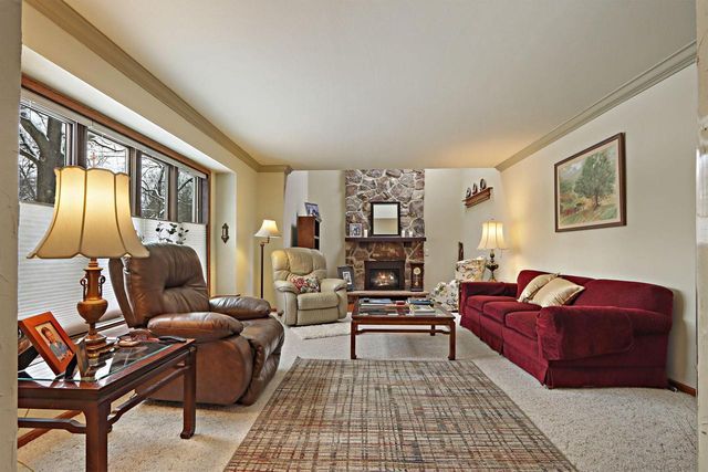 433 Robins RUN, Burlington, WI 53105