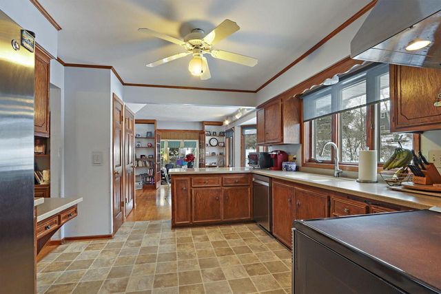 433 Robins RUN, Burlington, WI 53105