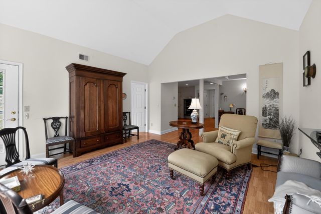 6 HEDGE RD, Princeton, NJ 08540
