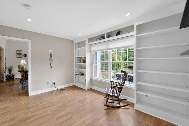 6 HEDGE RD, Princeton, NJ 08540