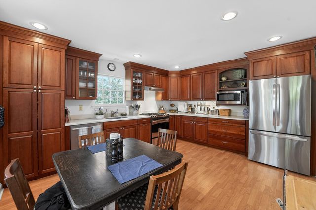 6 HEDGE RD, Princeton, NJ 08540