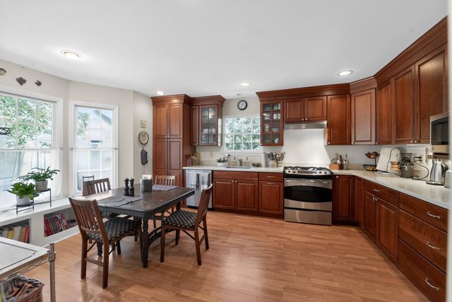 6 HEDGE RD, Princeton, NJ 08540