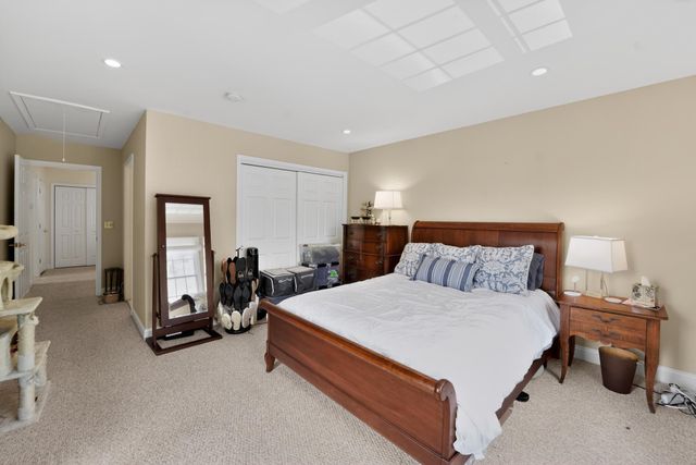 6 HEDGE RD, Princeton, NJ 08540