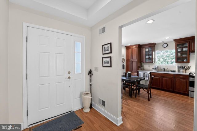 6 HEDGE RD, Princeton, NJ 08540
