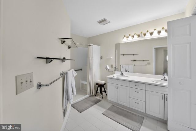 6 HEDGE RD, Princeton, NJ 08540