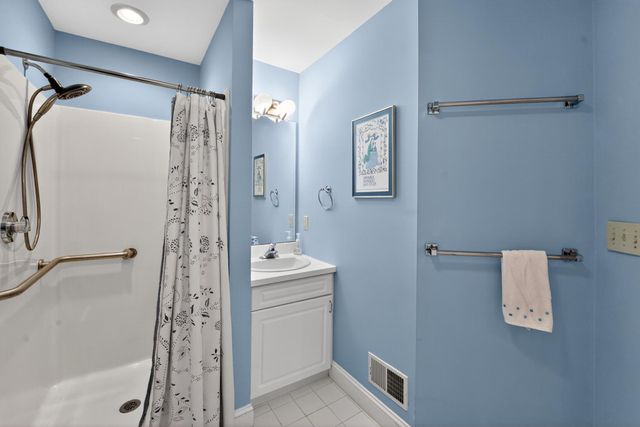 6 HEDGE RD, Princeton, NJ 08540