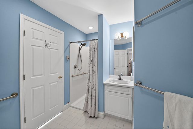 6 HEDGE RD, Princeton, NJ 08540