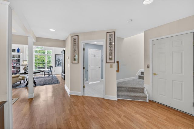 6 HEDGE RD, Princeton, NJ 08540