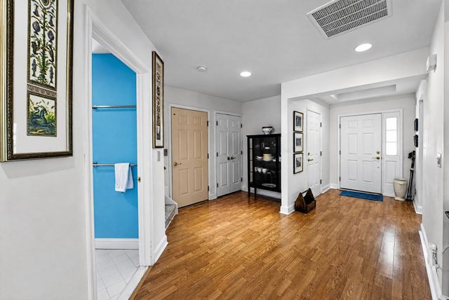 6 HEDGE RD, Princeton, NJ 08540