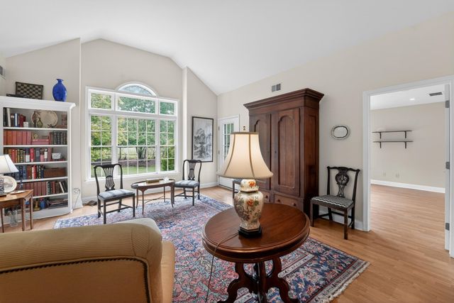 6 HEDGE RD, Princeton, NJ 08540