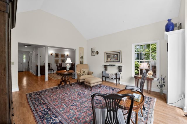 6 HEDGE RD, Princeton, NJ 08540