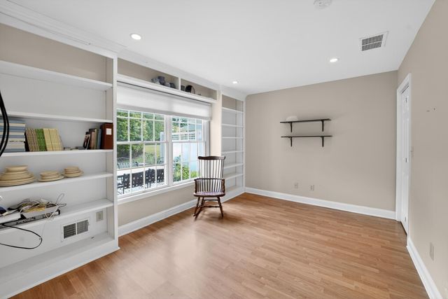 6 HEDGE RD, Princeton, NJ 08540