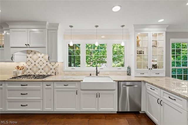 560 Marvis Drive, Bay Village, OH 44140