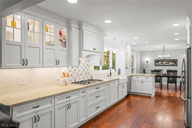560 Marvis Drive, Bay Village, OH 44140