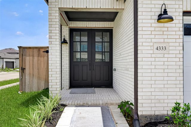 4333 Avron Drive, Stafford, TX 77477