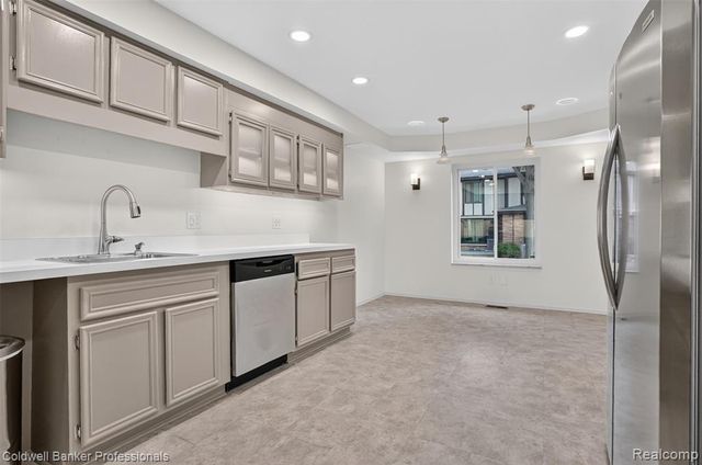 32754 Barclay Square 20, Warren, MI 48093