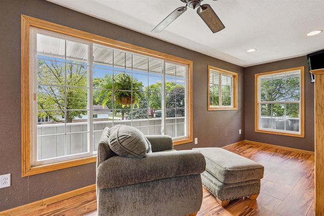 1022 Hilltop Road, Waterloo, IA 50701